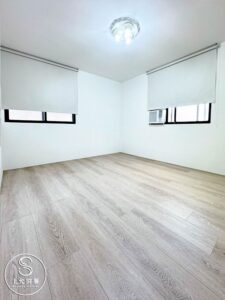 SPC卡扣地板及遮光捲簾｜為房客打造舒適的家，創造雙贏局面｜上允窗簾-1