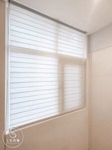客廳窗簾選擇這樣做｜電動調光簾一機雙控，完美平衡光與隱私｜上允窗簾-1