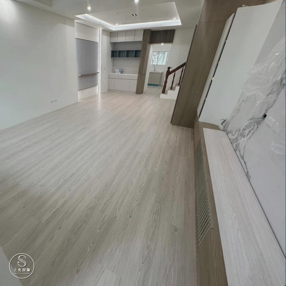 還在為寵物抓傷地板煩惱？SPC卡扣地板高耐磨刮痕不見影｜上允窗簾-1