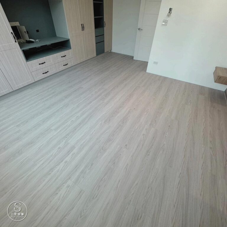 還在為寵物抓傷地板煩惱？SPC卡扣地板高耐磨刮痕不見影｜上允窗簾-2