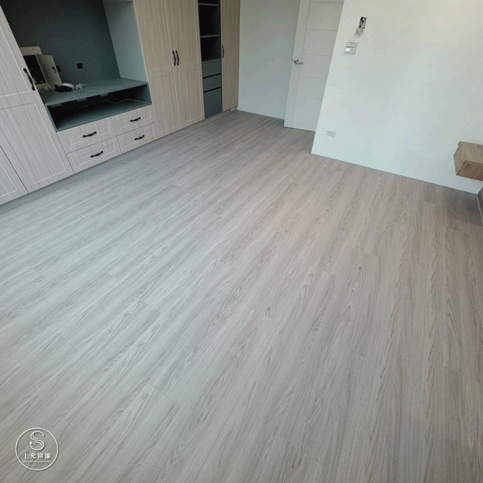 還在為寵物抓傷地板煩惱？SPC卡扣地板高耐磨刮痕不見影｜上允窗簾-2