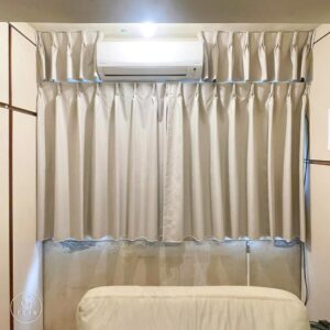 冷氣位置與窗簾衝突怎麼辦？全遮光布簾部分懸吊來救場！｜上允窗簾-1