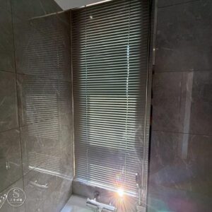 浴室窗戶隱私的守護者｜鋁百葉簾安裝全攻略｜上允窗簾-2