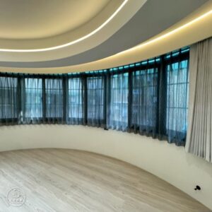 弧形軌道電動窗簾設計：打造客廳優雅曲線-1