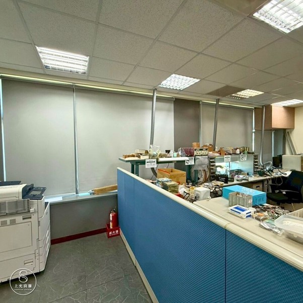 員工一致好評!遮光捲簾讓辦公室更舒適-1