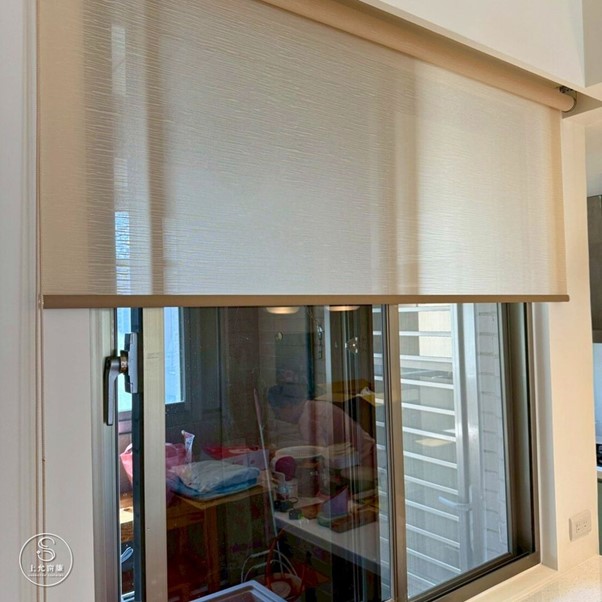 陽光捲簾的遮陽祕密:讓客廳清爽不悶熱-1