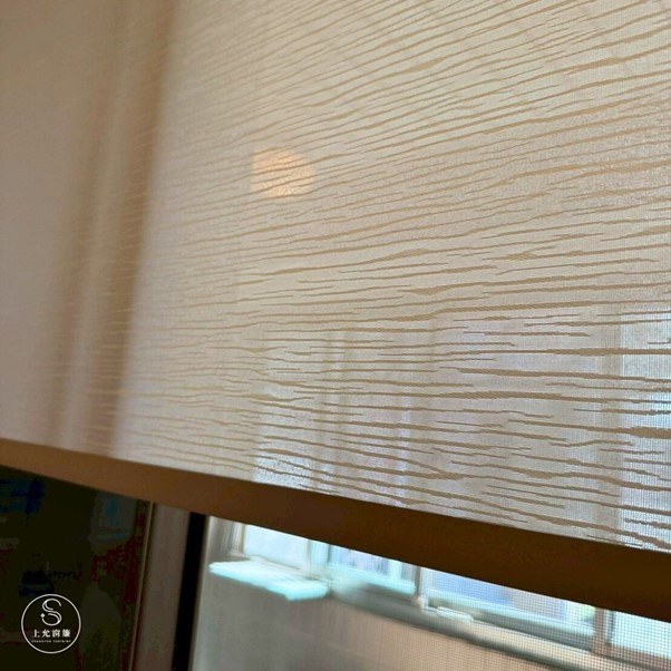 陽光捲簾的遮陽祕密:讓客廳清爽不悶熱-2