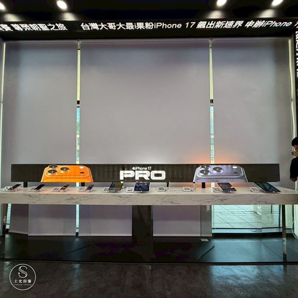 手機螢幕反光救星！遮光捲簾讓顧客更容易專注於新機展示-1