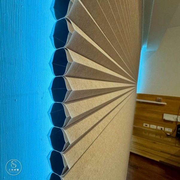 臥室想保暖又不悶？蜂巢簾的空氣隔層如何發揮魔力？-2