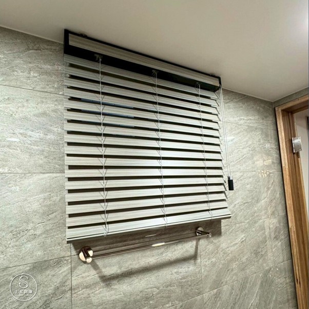 廁所潮濕氣味重？木百葉簾助你改善通風與空氣循環-2