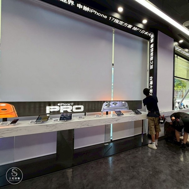 手機螢幕反光救星！遮光捲簾讓顧客更容易專注於新機展示-3