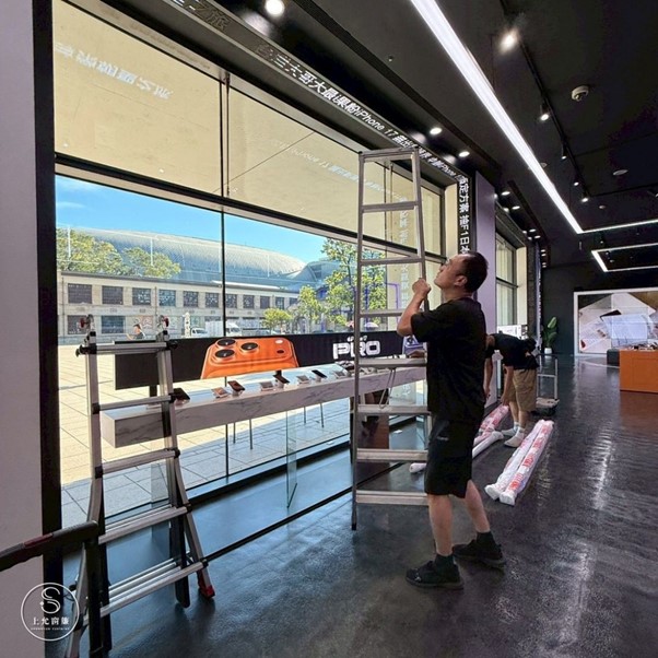 手機螢幕反光救星！遮光捲簾讓顧客更容易專注於新機展示-4