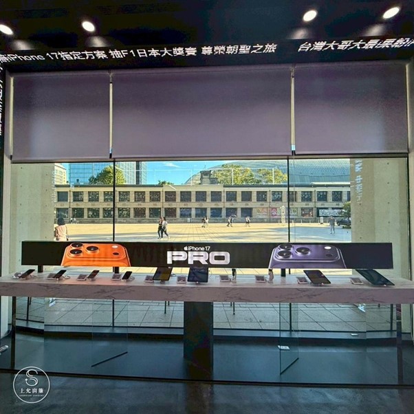 手機螢幕反光救星！遮光捲簾讓顧客更容易專注於新機展示-5