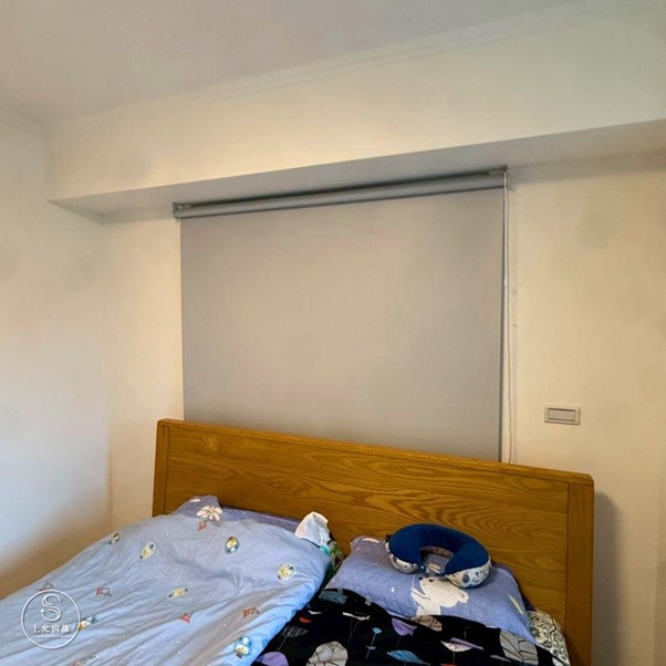 小坪數臥室救星：用灰調捲簾營造北歐簡約風-1