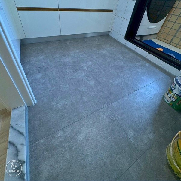 油漬、水氣不再怕：廚房選用 SPC卡扣地板 的5大理由-1