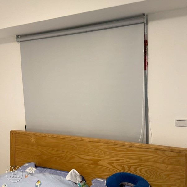 小坪數臥室救星：用灰調捲簾營造北歐簡約風-2