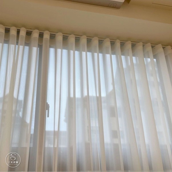 客廳窗簾不只遮光：紗簾讓空間更有呼吸感-2