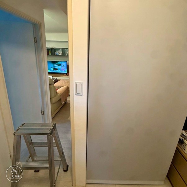 告別凌亂更衣室!捲簾一拉,3秒打造極簡空間感-2