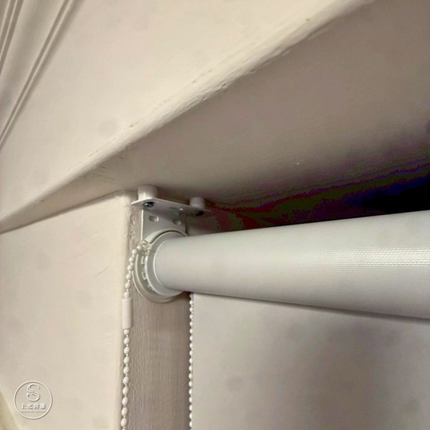 小坪數臥室救星：用灰調捲簾營造北歐簡約風-4