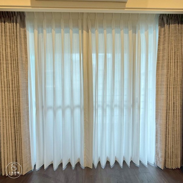 遮光布簾與紗簾的雙重守護，讓客廳更安心-1