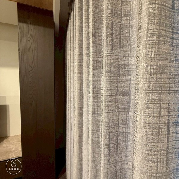 遮光布簾與紗簾的雙重守護，讓客廳更安心-2