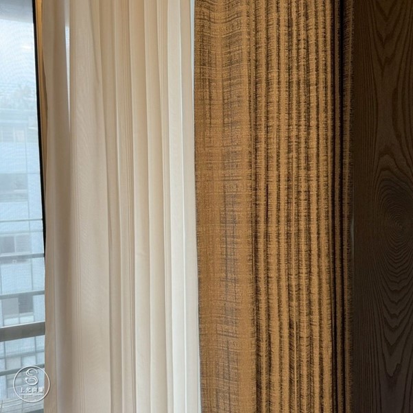 遮光布簾與紗簾的雙重守護，讓客廳更安心-3