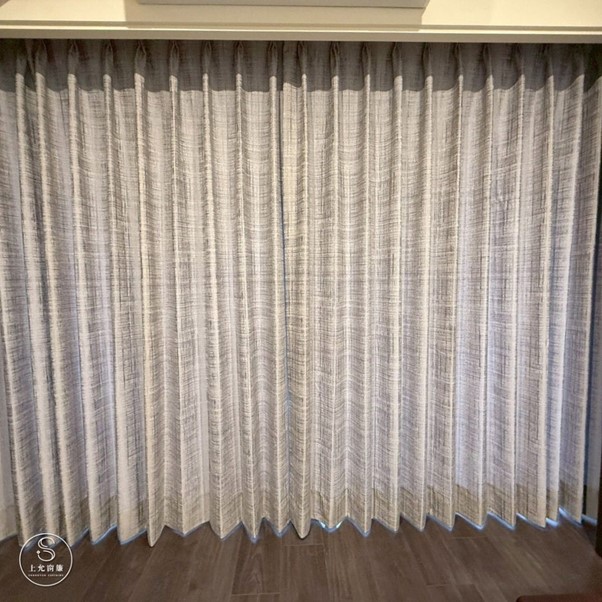 遮光布簾與紗簾的雙重守護，讓客廳更安心-4