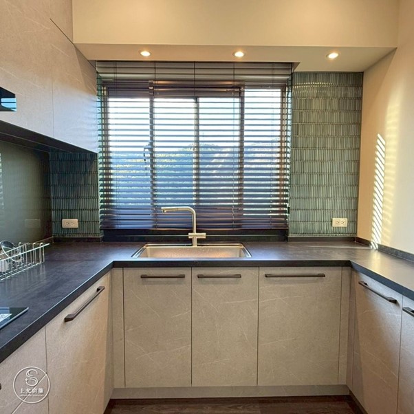 廚房油膩膩？教你如何三分鐘快速清潔百葉簾葉片-1