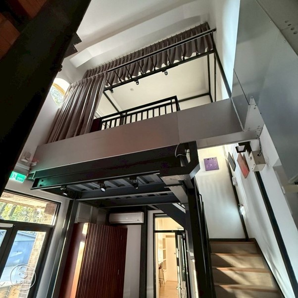 挑高格局的空間減法：電動窗簾的輕量美學-2