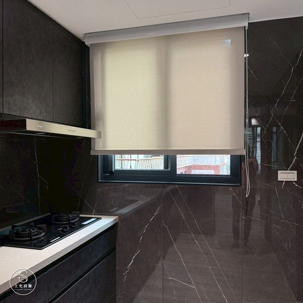 陽光捲簾幫廚房擋住對樓視線，採光依然好-1
