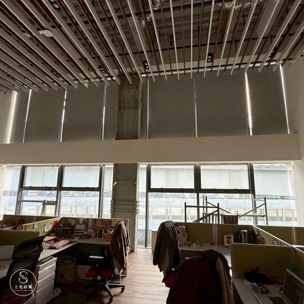 打造舒適辦公空間：遮光捲簾解決大窗反光-2