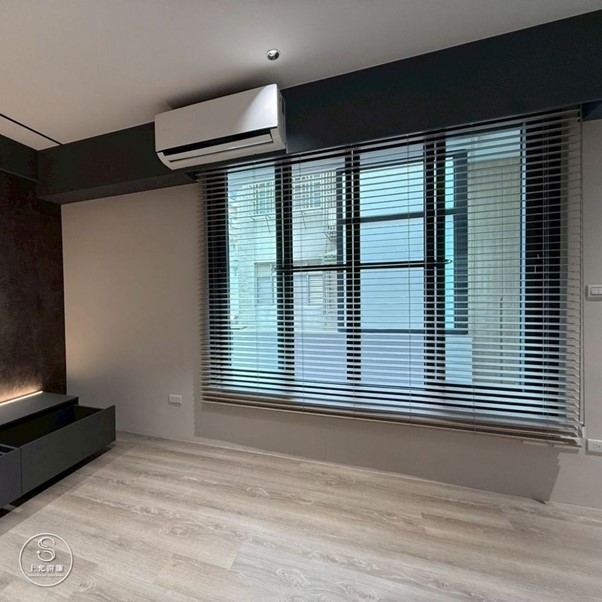 客廳窗簾選擇：木百葉的光影線條，打造像精品飯店的家-3
