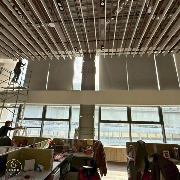 打造舒適辦公空間：遮光捲簾解決大窗反光-3