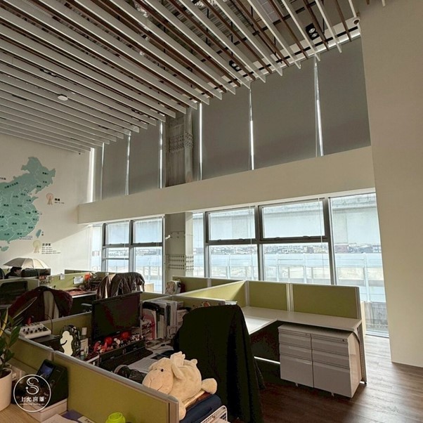 打造舒適辦公空間：遮光捲簾解決大窗反光-4